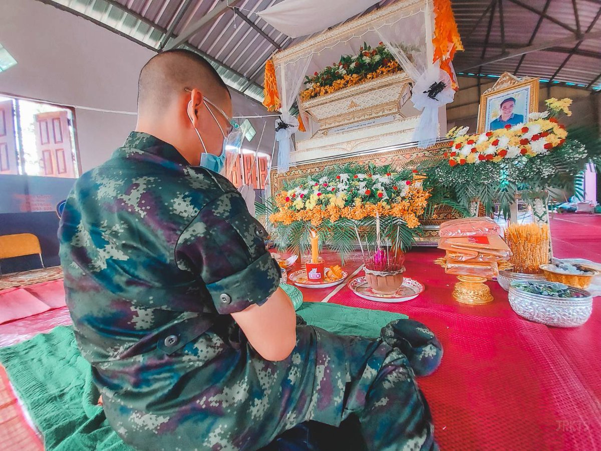 xhzS5FQKxgXEpwb's tweet photo. ท่ามกลางความโศกเศร้ากับการสูญเสีย
เสาหลักของบ้าน มีสิ่งหนึ่งได้ทดแทนและเยียวยาจิตใจของแม่ คือ"ลูกชาย ที่เป็นทหาร " ได้กลับมาสมานแผลใจ . . . 

#ด้วยรักและอาลัยยิ่ง 🖤🤍 https://t.co/tqr1iDPKX0