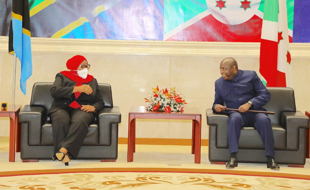 michuziblog's tweet photo. #Michuzitv "Tatu nimekuja Burundi kuwapongeza kwa sababu Julai mwaka huu mlisherehekea miaka 59 ya uhuru na Rais Ndayishimiye alinialika ila kutokana na mambo ya Kitaifa nilishindwa kuhudhuria nilimtuma Waziri Mkuu naye aliniwakilisha vyema"- @SuluhuSamia
#SamiaZiaraBurundi https://t.co/QwyaB2MqFr