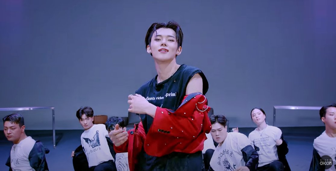 reallynotjin's tweet photo. one thing about choi yeonjun is that if you give him a stage he Will set it on fire #ArtistOfTheMonth_Yeonjun https://t.co/U9QZEhdyaj
