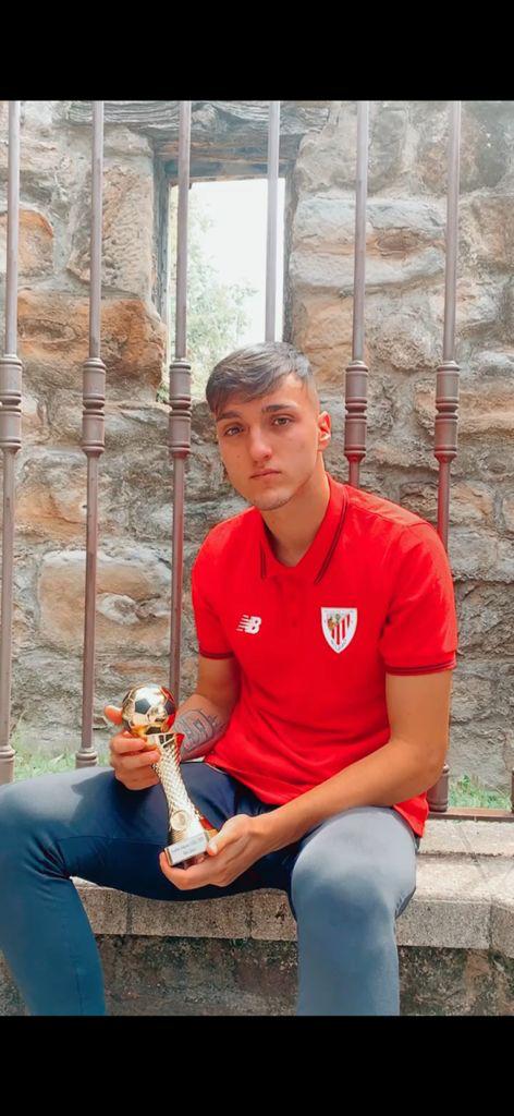 🏆 Trofeo Aduriz LCDL 2021 🔴⚪
Ibai Sanz ha recibido en el día de hoy su trofeo al máximo goleador de la temporada en Lezama.
Zorionak <a href="/ibai09sanz/">Ibai Sanz</a>! ⚽️