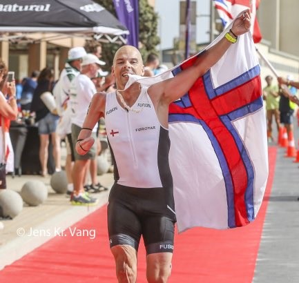 FaroeOlympic's tweet image. Two athletes, both Faroese born - #SverriNielsen &amp;amp; #HávardVatnhamar - will compete at #Tokyo2020 in the Olympic &amp;amp; Paralympic Games respectively

One can represent his country of birth, one cannot.

Why?

Our campaign for #OlympicRecognition hopes to address this

#FaroeOlympic 🇫🇴