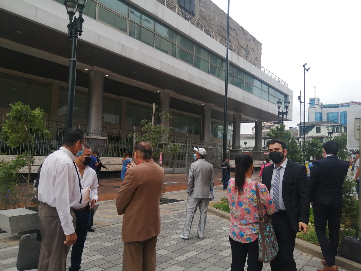 Expresoec's tweet photo. #Atención: Hace pocos minutos, bomberos y policías llegaron a la Corte Provincial del Guayas para atender una amenaza de bomba. La emergencia hizo que se suspenda la audiencia de apelación solicitada por Carlos N.S., involucrado en el caso Isspol. https://t.co/MS6q1bgpuU