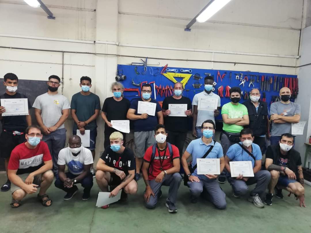asoc_espiral's tweet photo. Alegría y celebración en la clausura de una nueva acción formativa de fontanería con un grupo excepcional. Superamos ya los 1️⃣0️⃣0️⃣0️⃣ alumnos titulados en este perfil por @ONL_ESPIRAL en nuestro centro de #FPHumanes #vivelosocial #MaristasDespierta https://t.co/oj7jUfbbcR