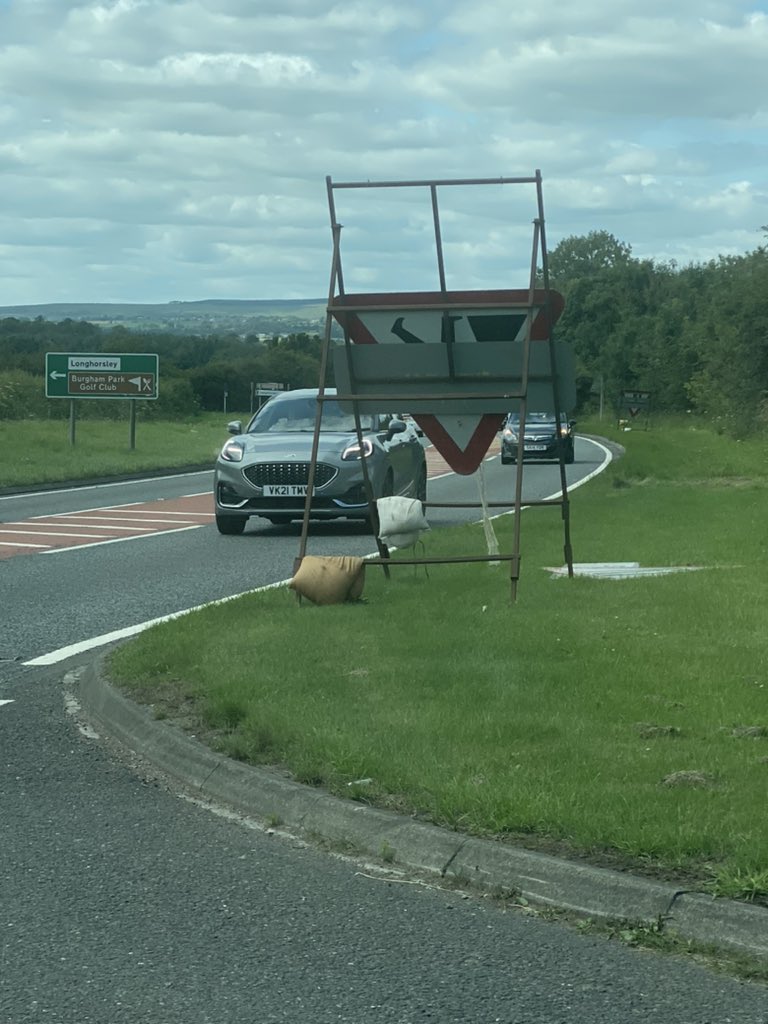 Melc29UK's tweet photo. @HighwaysNEAST really safe putting a sign up that blocks the view of oncoming traffic on a busy stretch of the A1 (Felmoor Park &amp; Northumberland Country Zoo access. NE659QH https://t.co/bH1g9MG9kv