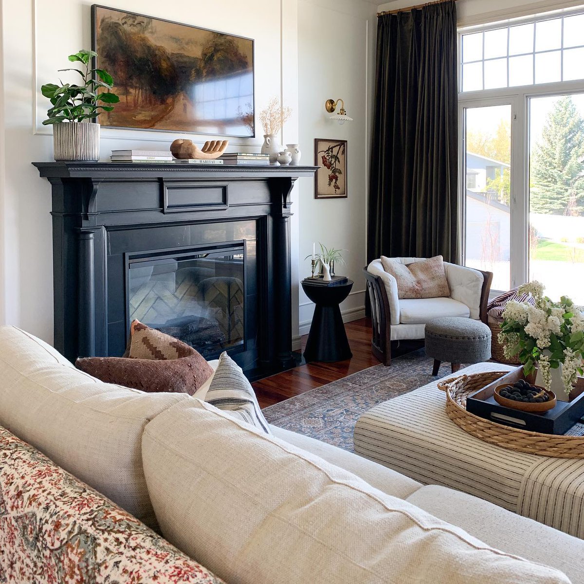 Dimplex_NA's tweet photo. So it’s a Friday night, you just finished up at work, and your weekend is open. How are you relaxing in front of the fireplace? Are you grabbing a book, listening to music, or turning on the TV?
📷@erinzubotdesign
#Dimplexna #Dimplexnafire #Dimplexinspo #electricfireplace https://t.co/GmeHoqR2Wy