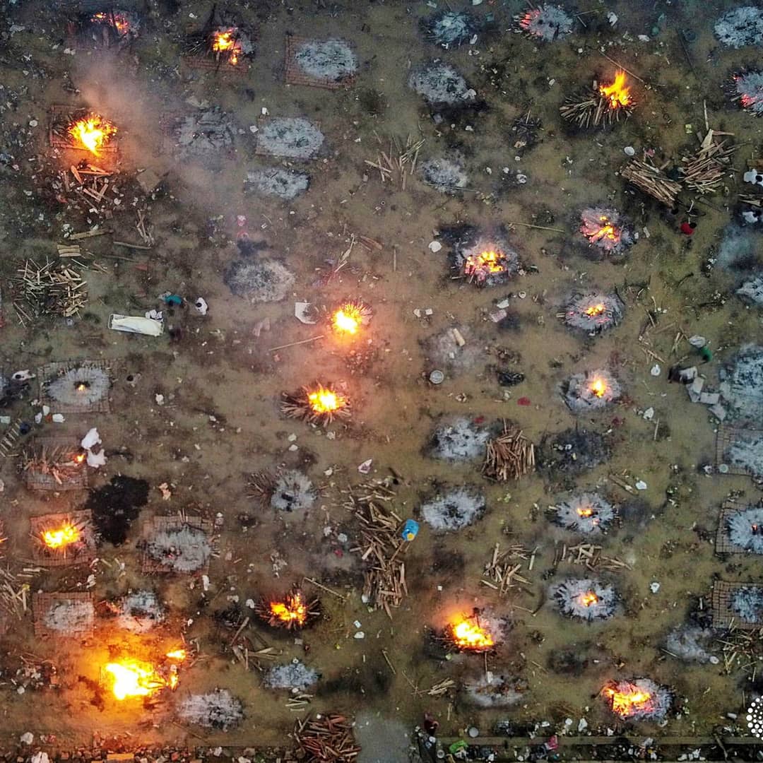 दानिश की ये तस्वीर देश को शर्मिंदा करने के लिए नहीं। ये उन लोगों के साथ न्याय का एक प्रयास है , जिन्हें ऑक्सीजन दवाई, अस्पताल और चिता तक नसीब नहीं हो सकी। दानिश उन   दो रुपल्ली ट्रोल से कहीं बड़े देशभक्त हैं जो मौत पर जश्न मनाते हैं। <a href="/dansiddiqui/">Danish Siddiqui</a> ❤️