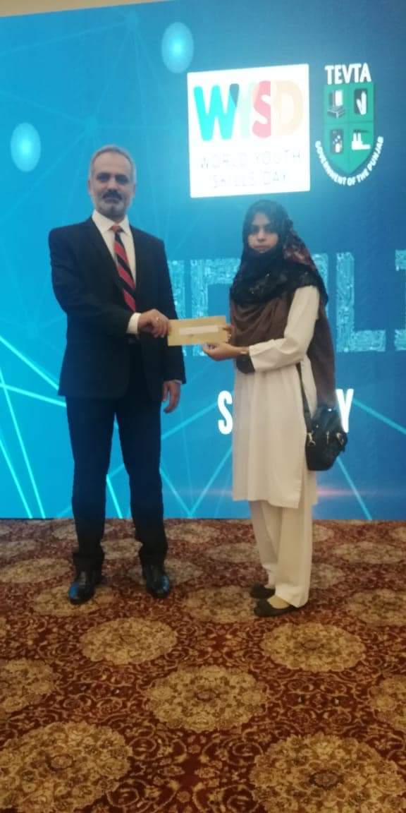 Alia Muqadas student of DAE CIT session 2016-219 topped in PBTE, receiving her certificate and cash prize at World Youth Skill Day from Worthy chairperson TEVTA Ali Salman at Flattie's hotel Lahore.
#TEVTA
#WorldYouthSkillsDay
@AliSalmanPTI 
@punjab_tevta