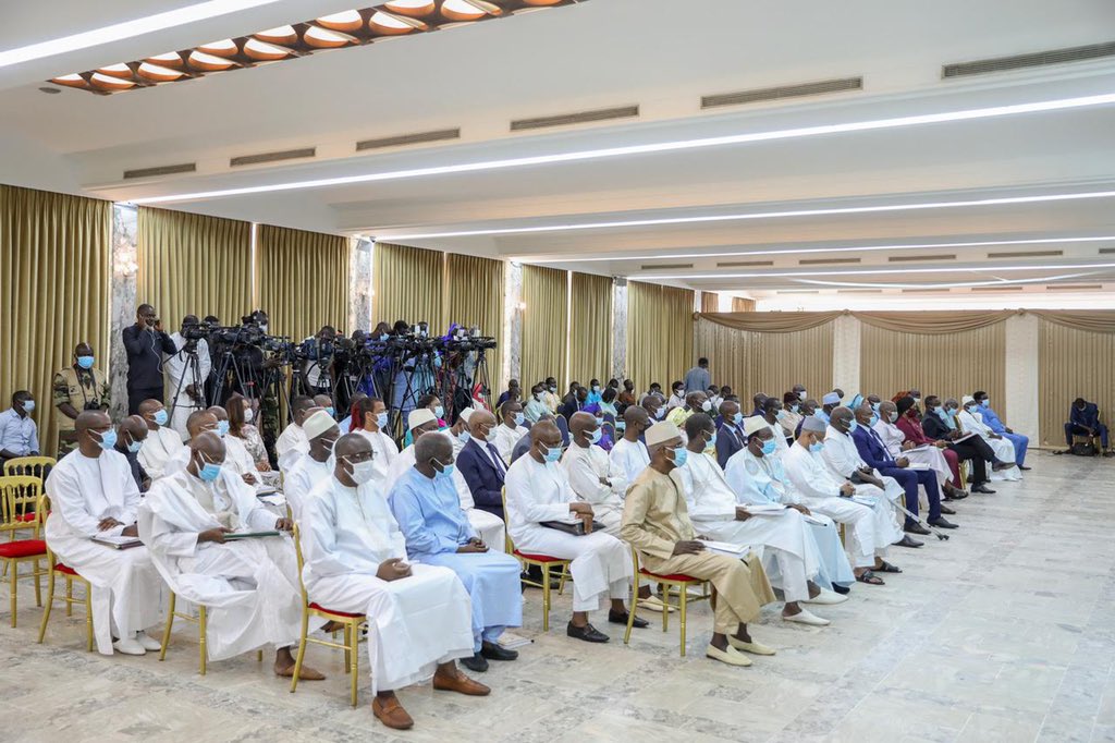 Macky_Sall's tweet photo. C’est avec un réel plaisir que je préside la cérémonie de présentation du rapport final du Comité de suivi de la mise en œuvre des opérations du FORCE COVID-19.
J’exprime toute ma satisfaction aux membres du  Comité pour leur engagement citoyen au service de la République. https://t.co/Jr1NYrxquv