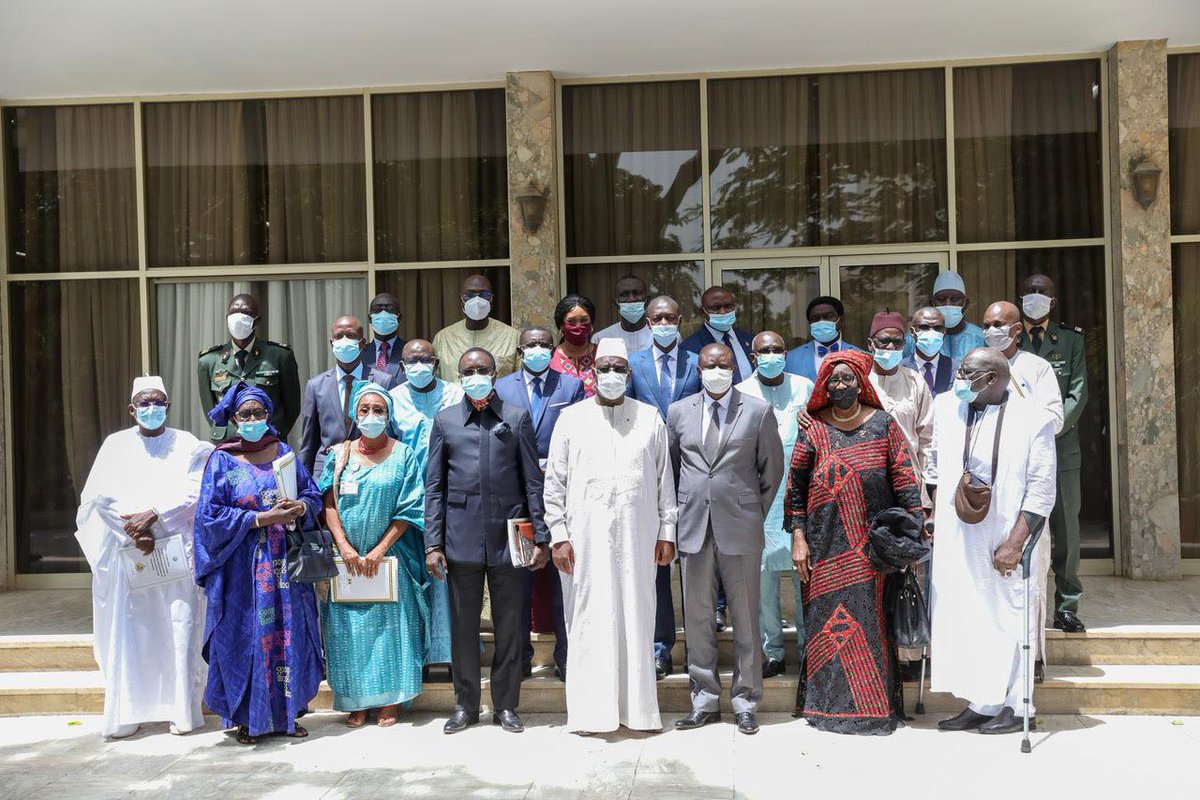 Macky_Sall's tweet photo. Je tiens à féliciter le Président du Comité qui, en homme de devoir a conduit cette mission avec rigueur et succès et tous les membres du Comité, pour le diagnostic exhaustif effectué, le travail intense de terrain accompli ainsi que les recommandations pertinentes formulées. https://t.co/P39Q71fPIJ