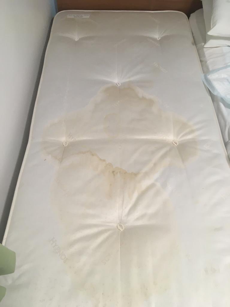 MaSiMaOlRo's tweet photo. My daughter is an NHS nurse.  She booked Butlins Minehead for her an husband and 6 and 2 year old daughters. She has worked right through the pandemic. They booked in on Monday and this was what they found. The place was filthy. They reported it https://t.co/NoRI944uWY