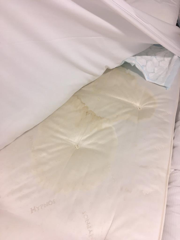 MaSiMaOlRo's tweet photo. My daughter is an NHS nurse.  She booked Butlins Minehead for her an husband and 6 and 2 year old daughters. She has worked right through the pandemic. They booked in on Monday and this was what they found. The place was filthy. They reported it https://t.co/NoRI944uWY