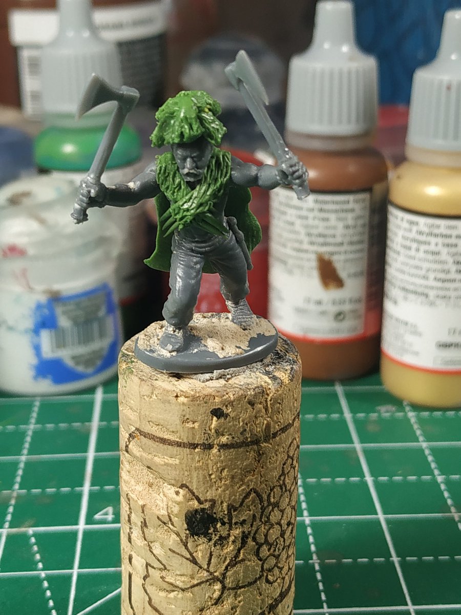 Mr_Vorov's tweet photo. #WIP #Holyo #1año12negro Aunque todavía no lo parezca lo de arriba es la cabeza de un oso y la capa el resto de la piel. Básicamente es un celta de Warlord con hachas que servirá como sacerdote de Ursun https://t.co/bPK3Jw6PxF