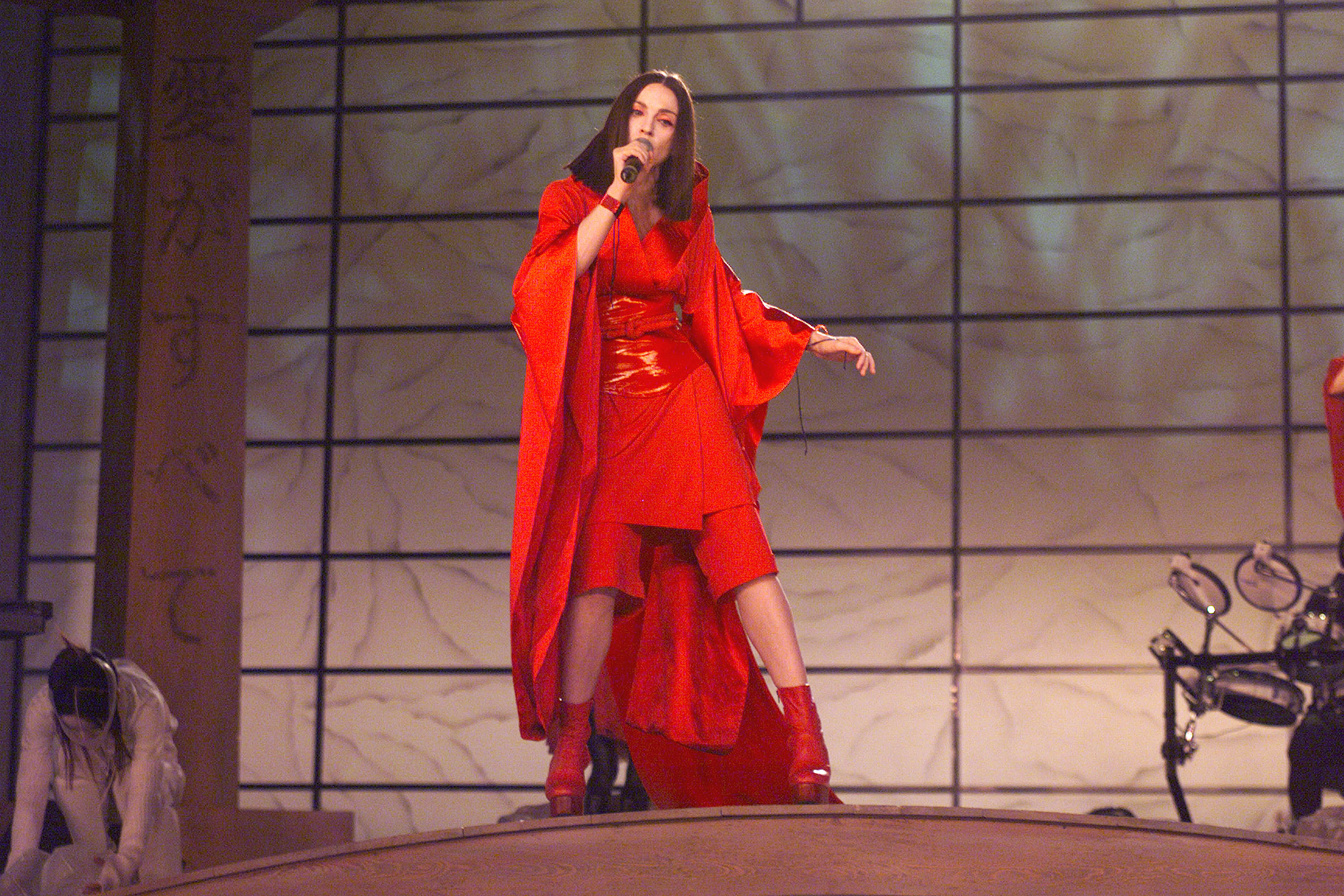 Madonna Daily  on Twitter: "Grammys 1999: Madonna wearing a red kimono  made by Jean Paul Gaultier https://t.co/WUQcH6ncGs" / Twitter