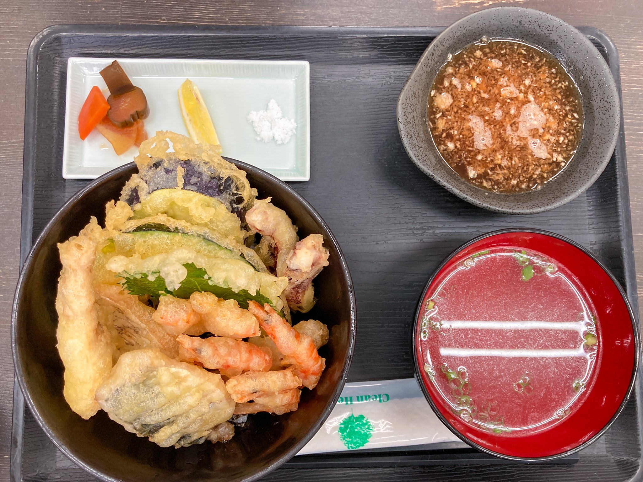 トミー 福岡 糸島ブログ 真夜中の飯テロ 糸島海鮮天丼おいしかったです 食べ方自由 天つゆで食べてもよし またいちの塩で食べてもよし レモンで食べてもよし 塩レモンで食べてもよし さらに レモンの汁をお吸い物に入れるとさっぱり