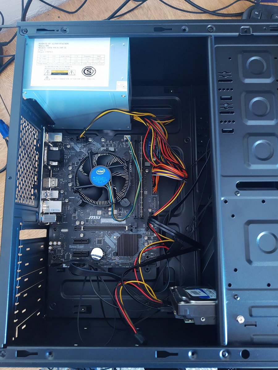 Entregamos esta computadora nueva con un procesador Intel Pentium Gold G5420, 8gb de RAM DDR4, disco rígido HDD de 1 tb y motherboard MSI H310.

Por este y otros trabajos podés consultarnos al 15-6163-9034.

#Desktop #informática #soportetécnico #arreglodecomputadoras