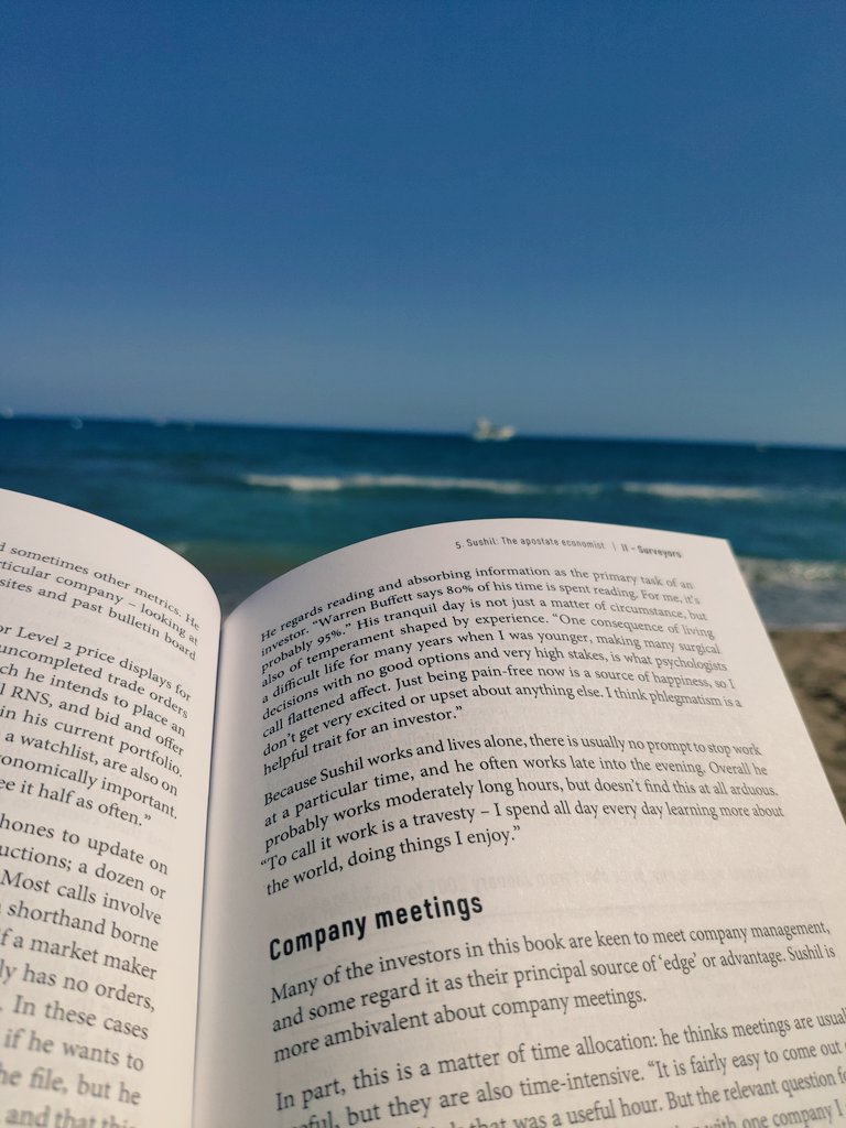 Finanzasybolsa's tweet photo. Doble placer: aprovechar el sol y la lectura en el mismo momento.
#lectura #freecapital #book #investing https://t.co/WuPiSGeHZF