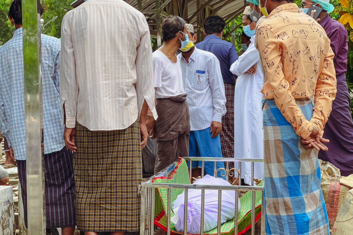 cape_diamond's tweet photo. #MYANMAR🇲🇲 Met with some journalist friends at cemeteries in #Yangon today, covering the reported increasing death rate during these days due to the #COVID19. They are risking their lives from the #BurmaCoup and the #COVID19Pandemic. Kudos 💪

#WhatsHappeningInMyanmar #July16Coup https://t.co/dPFKExP5hR