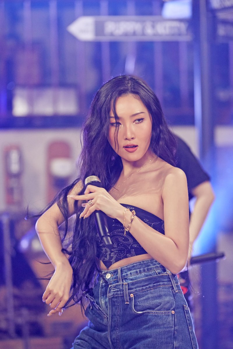 livenowglobal's tweet photo. 🚨 ATTENTION MOO MOOS 🚨 
We've got some unseen behind the scenes images of our K-Pop queens 📸 If you want to see more magical moments like this of @RBW_MAMAMOO get your passes now from our link in bio before it's too late 🦄🦄 https://t.co/YzGPvQbYN6