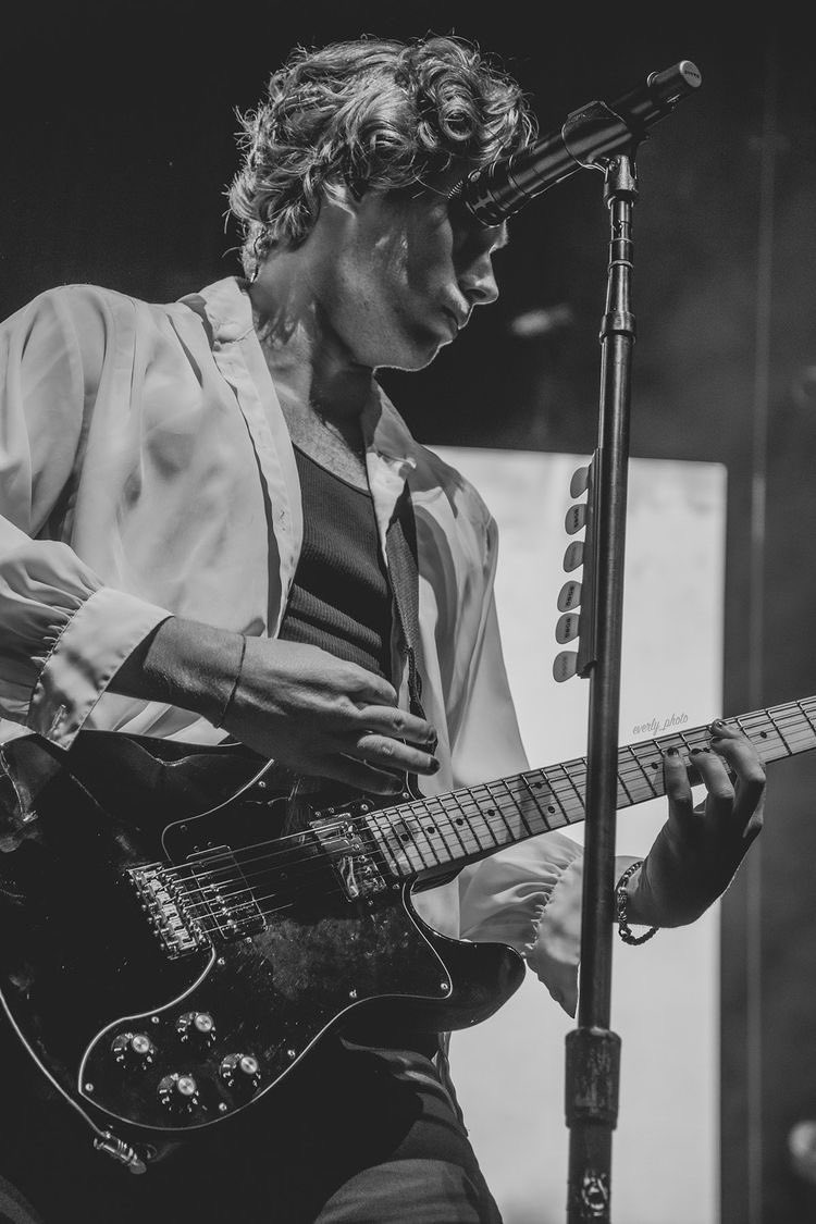 lb_luvs_mochi's tweet image. Happy Birthday to the gorgeous creative musical genius. Thank you for gracing this world with your talent Luke Hemmings 🤍🤍 #beautiful #5SOS #StreamStartingLine #HappybirthdayLuke