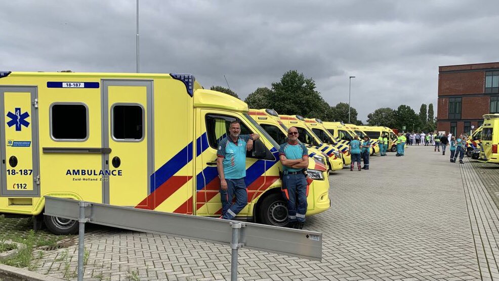 Collega’s Jan en Martin staan met de eerste ambulance uit onze regio bij ziekenhuis VieCuri in Venlo. Dat wordt ontruimd wegens de hoge waterstand van de Maas. We wensen patiënten, hulpverleners en inwoners in de getroffen gebieden veel sterkte en zullen helpen waar we kunnen!