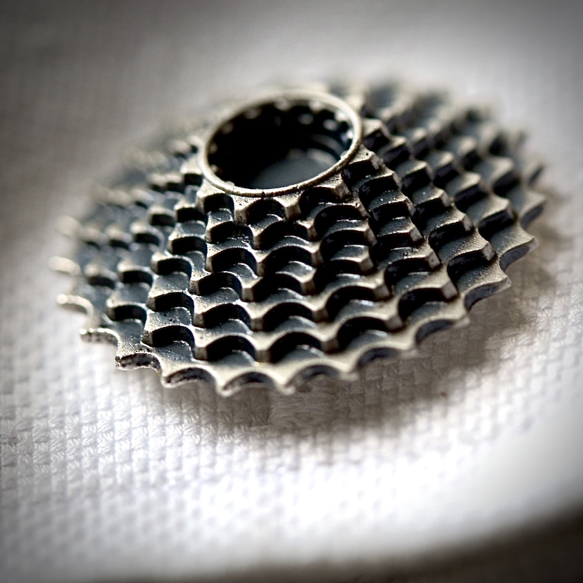 VenGoZi's tweet photo. Let’s Ride 🚴🏽!! Serie mooie zilveren sieraden met de cassette (“pignon”) als uitgangspunt // check voor inspiratie https://t.co/l0BHXQhJys // #fietssieraden #manchetknopen #hangermetcollier #insigne #speld #goudsmid #sieraden #wielrennen #mountainbike #mtb https://t.co/0dlvSw70I4
