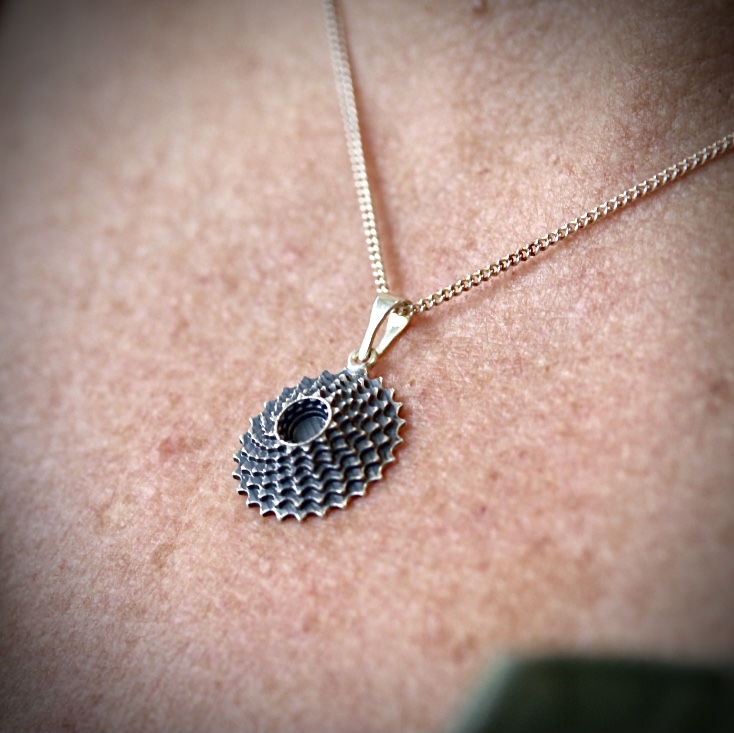VenGoZi's tweet photo. Let’s Ride 🚴🏽!! Serie mooie zilveren sieraden met de cassette (“pignon”) als uitgangspunt // check voor inspiratie https://t.co/l0BHXQhJys // #fietssieraden #manchetknopen #hangermetcollier #insigne #speld #goudsmid #sieraden #wielrennen #mountainbike #mtb https://t.co/0dlvSw70I4