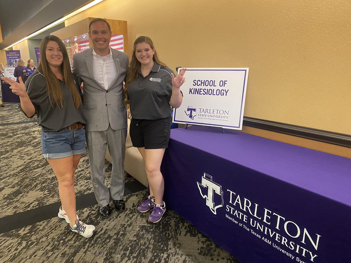 Starting our morning new student orientation session with a couple of our outstanding Academic GA’s <a href="/ShippeySydney/">SydneyShippey</a> <a href="/morganann2121/">Morgan Senn</a>