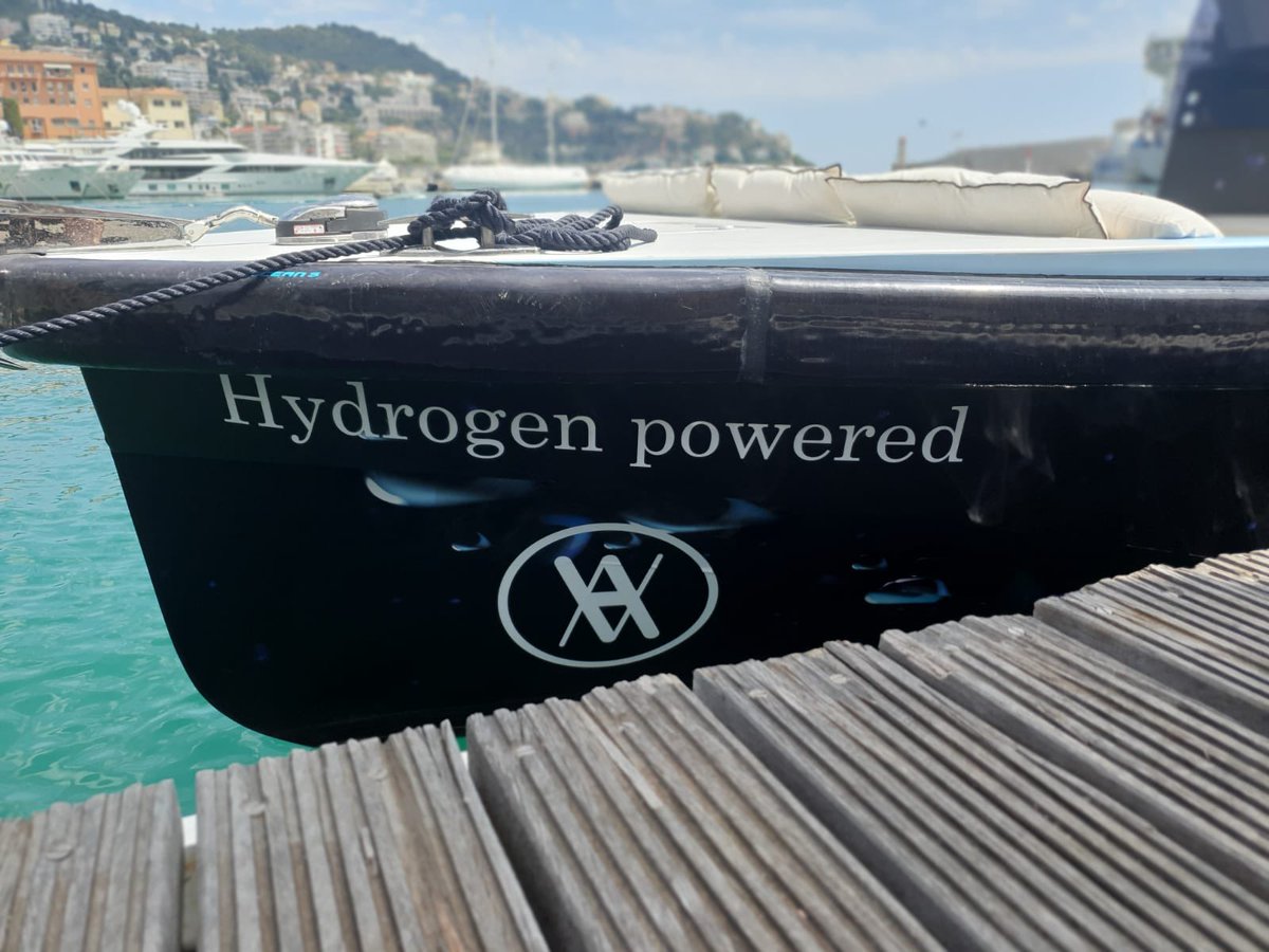 airliquidegroup's tweet photo. Have you heard about the #Hynova 40? It is the 1st hydrogen-powered tender yacht! 🚤 Designed by @ChloeZaied for @HynovaY, it offers a range of 44 miles. And you know what? It is powered with certified renewable #hydrogen supplied by #AirLiquide. 😉 https://t.co/rcTxc08IZH