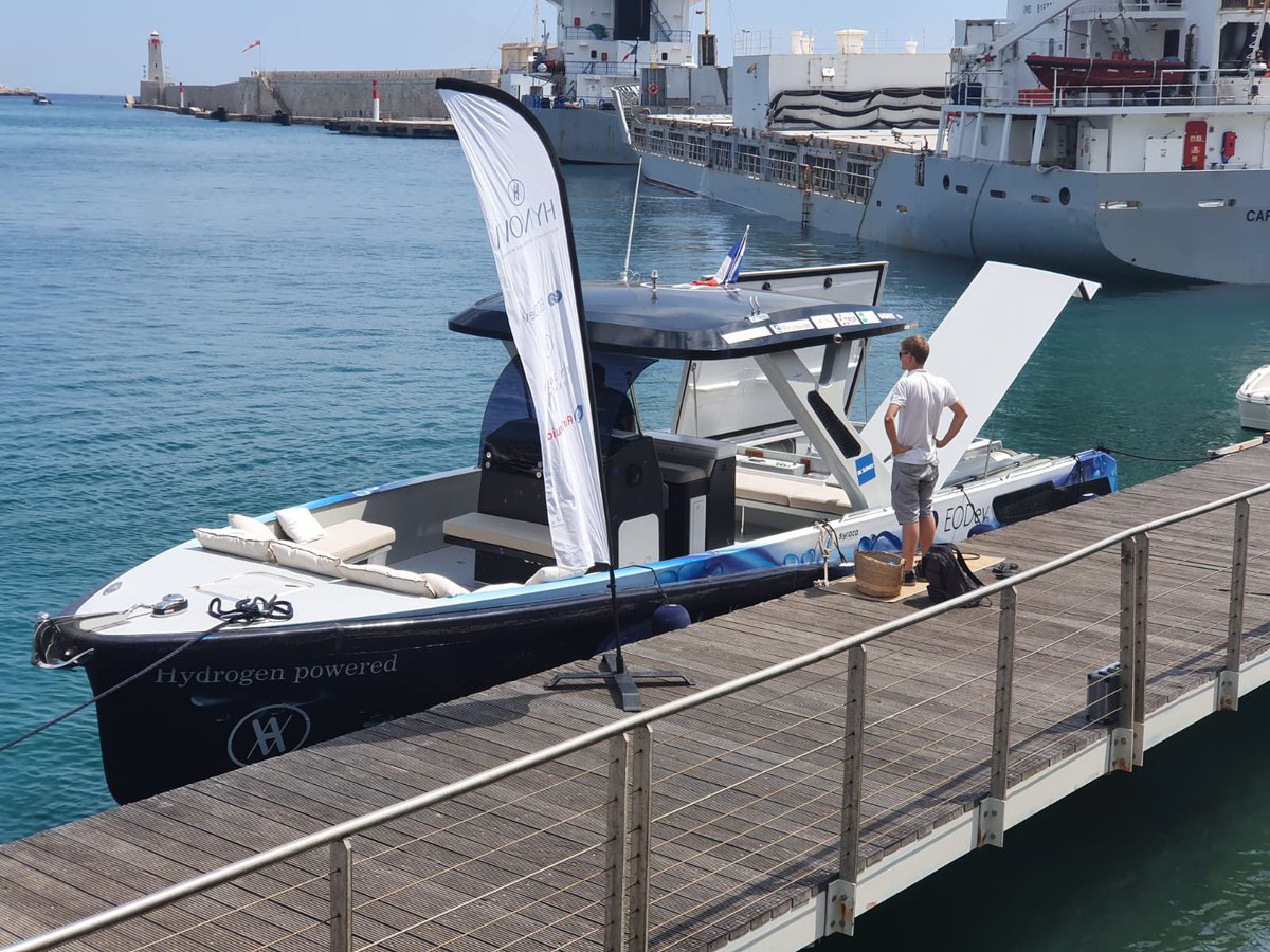 airliquidegroup's tweet photo. Have you heard about the #Hynova 40? It is the 1st hydrogen-powered tender yacht! 🚤 Designed by @ChloeZaied for @HynovaY, it offers a range of 44 miles. And you know what? It is powered with certified renewable #hydrogen supplied by #AirLiquide. 😉 https://t.co/rcTxc08IZH