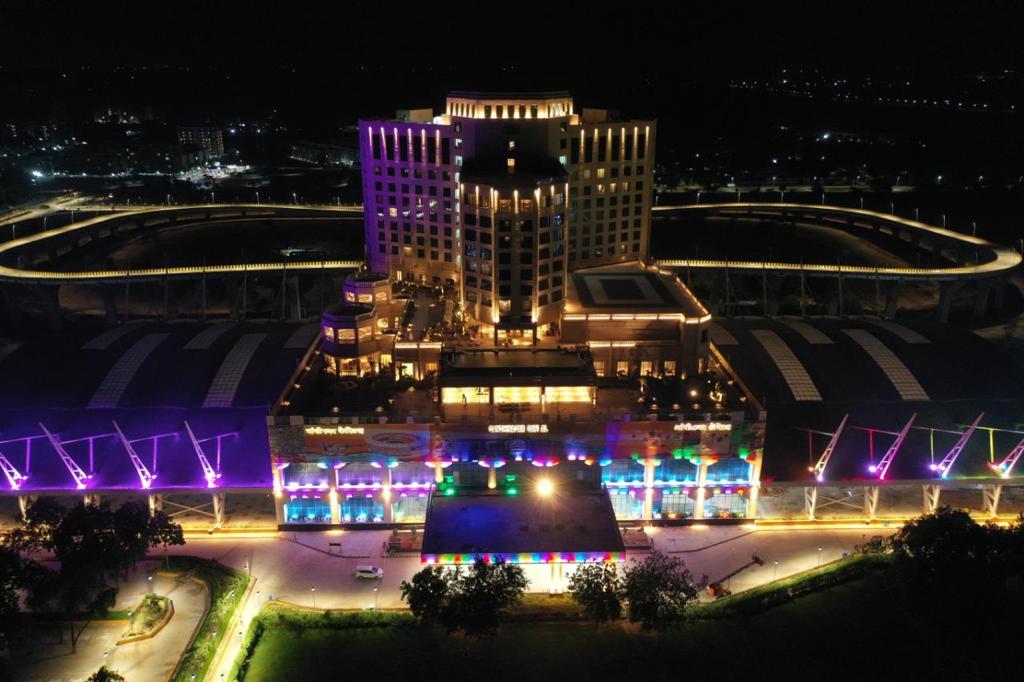 GujaratTourism's tweet photo. We are grateful for being dedicated such a great redeveloped Gandhinagar Capital railway station with so many amenities, and also for the destinations of entertainment and vast knowledge via Aquatic Gallery, Robotic Gallery and Nature Park at Science City, Ahmedabad. https://t.co/vtiRdIIJI8