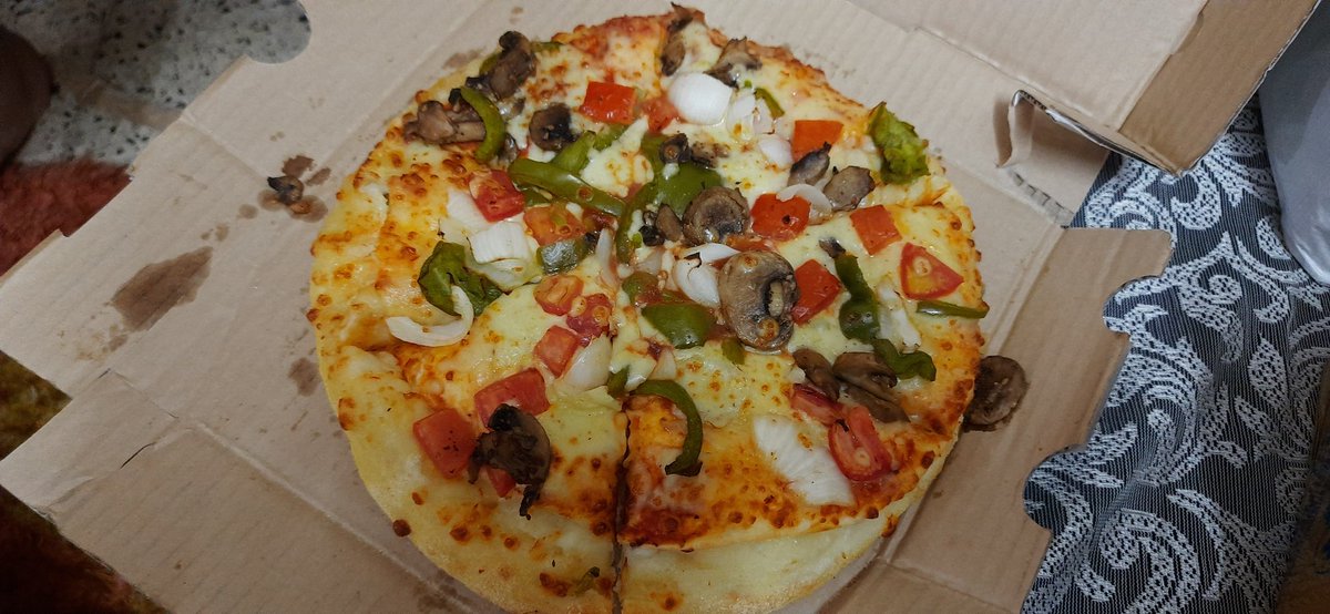 RuchiSh44446164's tweet photo. @dominos @dominos_india 
@PizzaHutIN
@timesofindia
Ordr no 214 ruchi sharma.

It has been a regular practice by sec 17 vashi dominoz outlet to give cheese less pizza.

Ordered cheese brust with extra cheese paod 300 rupees extra for that...got simple and cold pizza...
Need refund https://t.co/5If25mDq6n