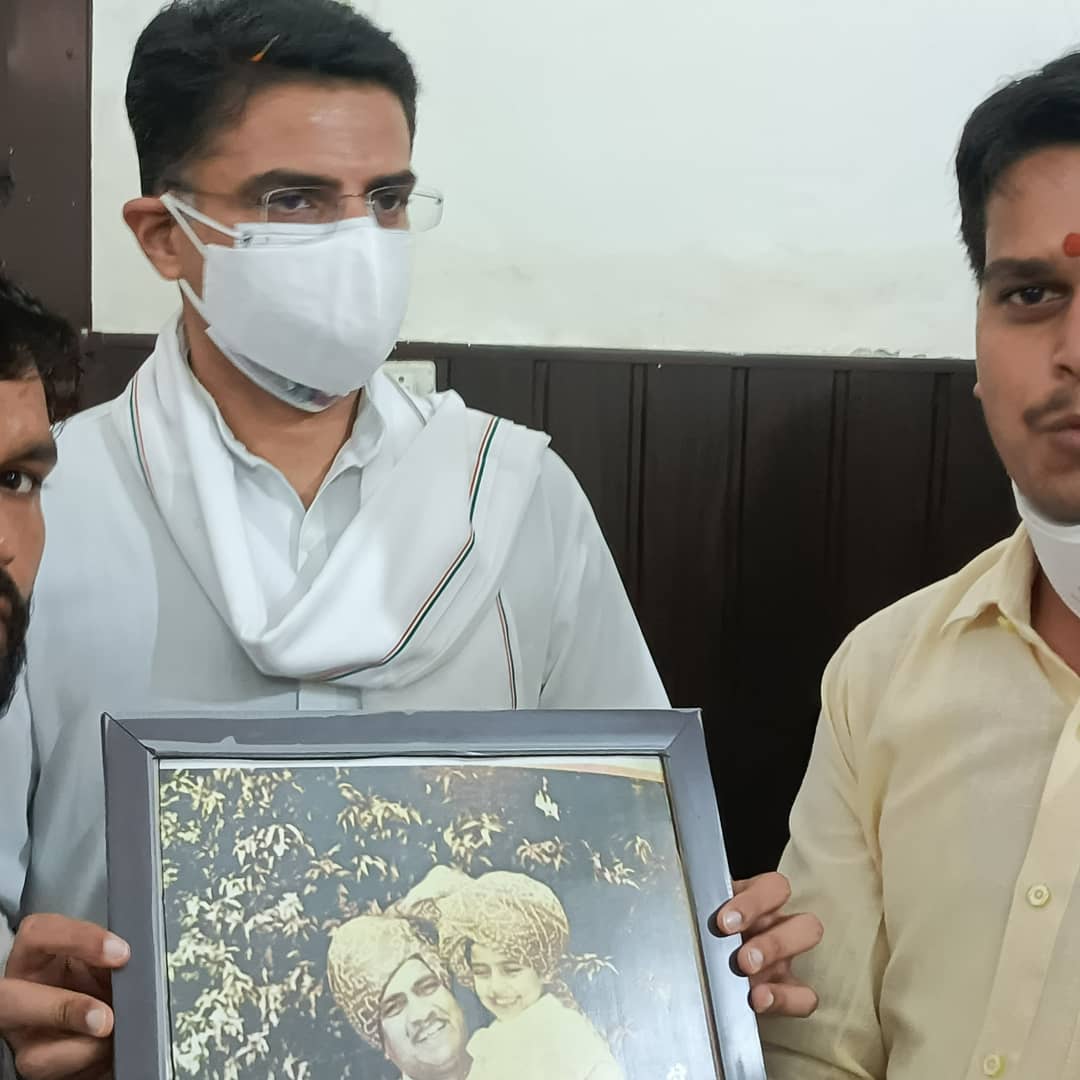 Official_ABhati's tweet image. देश के राजनीतिक दलों में सबसे लोकप्रिय चेहरा हम सब के नेता पूर्व केंद्रीय मंत्री #व पूर्व उपमुख्यमंत्री बड़े भैया श्री @SachinPilot जी का देव भूमि उत्तराखंड आगमन पर हार्दिक स्वागत करते हुए उनसे शिष्टाचार मुलाकात की !!
@CHOTIWALA