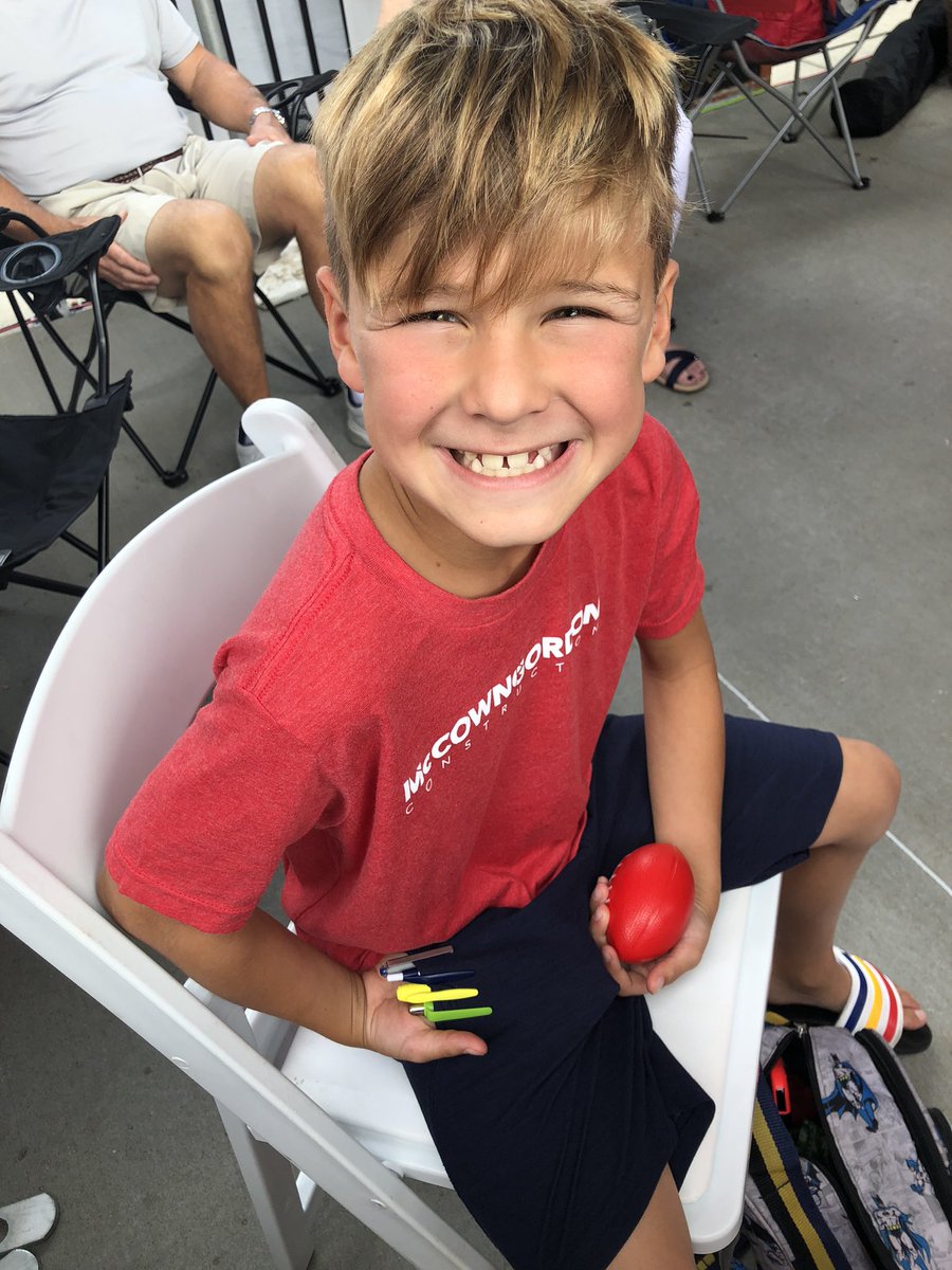 this kid literally walks around Kansas City with pens in his pocket every day on the off chance he’ll bump into <a href="/PatrickMahomes/">Patrick Mahomes II</a> and can get an autograph #ChiefsKingdom #cutestfan <a href="/Chiefs/">Kansas City Chiefs</a>