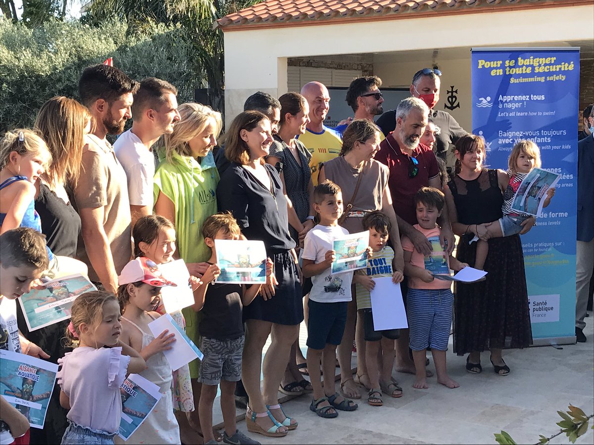 FPPiscine's tweet photo. Clap de fin pour la #classebleue merci à tous : les accompagnants les MNS le ministère l’institut Icare les entreprises investies dans le projet, les personnes qui nous ont accueillis, les parents et les enfants ... et il en manque !!! Merci à tous https://t.co/6Uu2rouiYO
