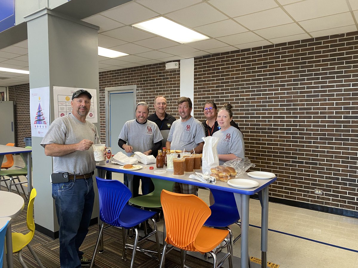 JMS_Eagles's tweet photo. Lunch for our custodial and office staff today! #Calhouns #BacktoSchool2021 @ORSchools @FriendsofORS https://t.co/QFiygLSQoS