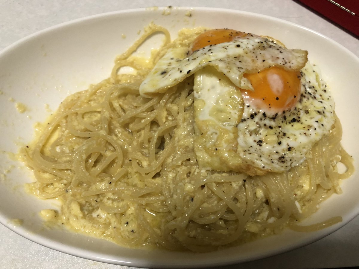 忙しくて買い物に行けず卵の消費期限が明日に迫った限界大学生の夜ご飯です。『調味料以外全部卵のスパゲティ』卵4個使った