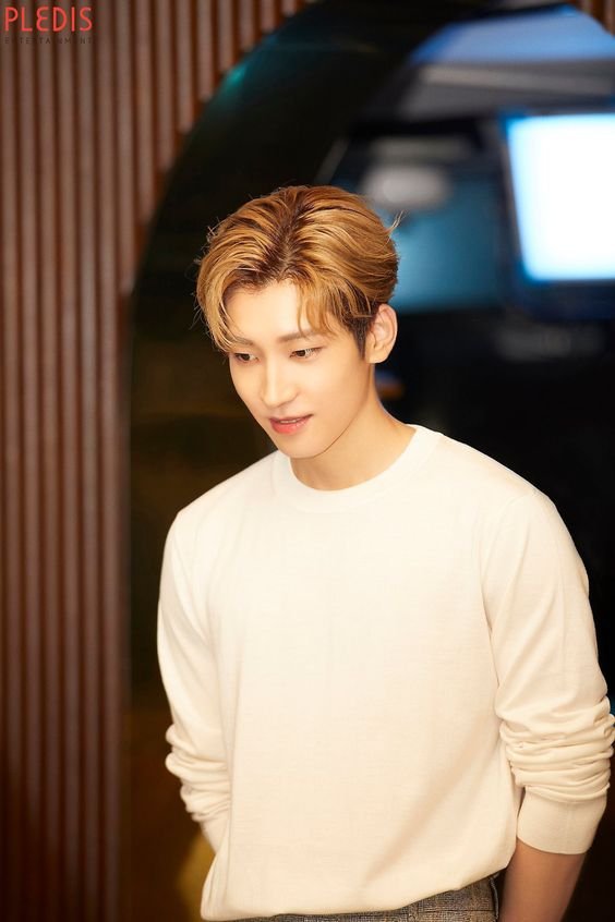 SVT_Bhutan's tweet photo. Thank you for always showing us the power of knowledge through your love for books and also your interest in different forms of media. We absolutely love seeing you enjoy it and thank you for sharing with us. HBD 

#여름의태양으로_불을지필_원우생일
#WONderfulWONWOODay @pledis_17 https://t.co/i6C3cU60YS