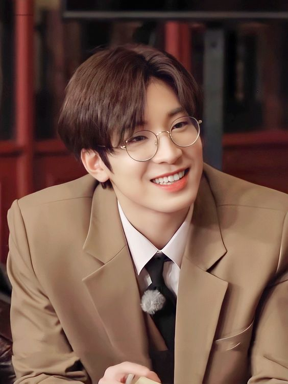 SVT_Bhutan's tweet photo. Thank you for always showing us the power of knowledge through your love for books and also your interest in different forms of media. We absolutely love seeing you enjoy it and thank you for sharing with us. HBD 

#여름의태양으로_불을지필_원우생일
#WONderfulWONWOODay @pledis_17 https://t.co/i6C3cU60YS