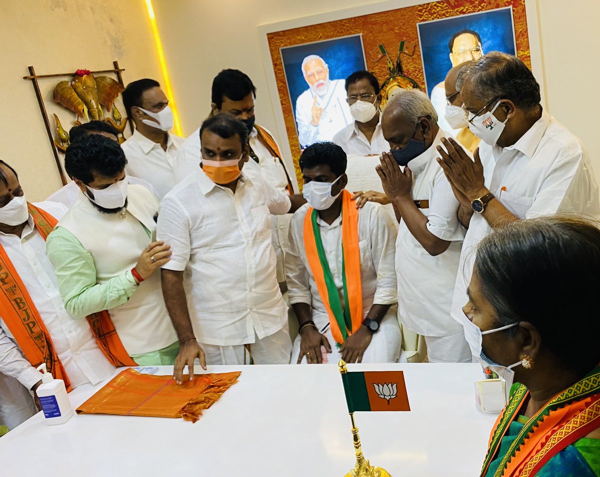 SuryahSG's tweet photo. 4 Former @BJP4TamilNadu Presidents @LaGanesan, @PonnaarrBJP, @CPRBJP & @Murugan_MoS along with Senior #BJP Leaders @CTRavi_BJP, @ReddySudhakar21, @HRajaBJP passed on the baton of Presidentship to @annamalai_k Anna at BJP Tamilnadu Headquarters. Such a beautiful scene to witness. https://t.co/been1yKHRN