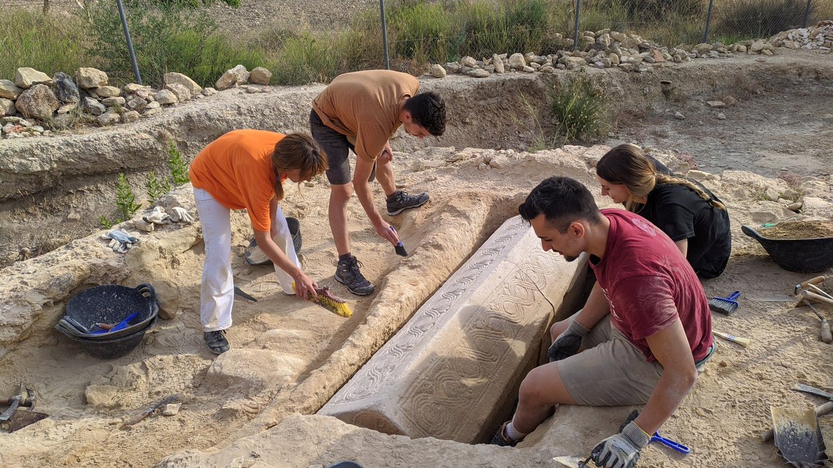 Javi_Etxebarria's tweet photo. Menudo bombazo: investigadores de la UMU hallan un sarcófago de época visigoda en la necrópolis romana de Los Villaricos, en Mula, Murcia https://t.co/D9QDrZIjW2