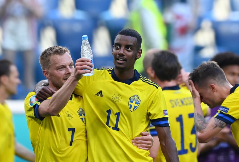 AlexanderIsak19's tweet photo. 🇸🇪 Sebastian Larsson se despede da seleção sueca:

"Está tem sido uma das decisões mais difíceis da minha carreira, mas está na hora de agradecer a camisa azul e amarela".

Obrigado por tudo Capitão! 💙💛 https://t.co/Rxs22F2Itx