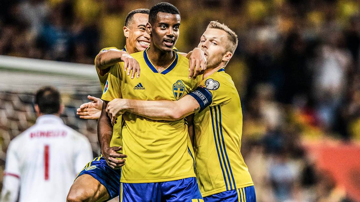 AlexanderIsak19's tweet photo. 🇸🇪 Sebastian Larsson se despede da seleção sueca:

"Está tem sido uma das decisões mais difíceis da minha carreira, mas está na hora de agradecer a camisa azul e amarela".

Obrigado por tudo Capitão! 💙💛 https://t.co/Rxs22F2Itx