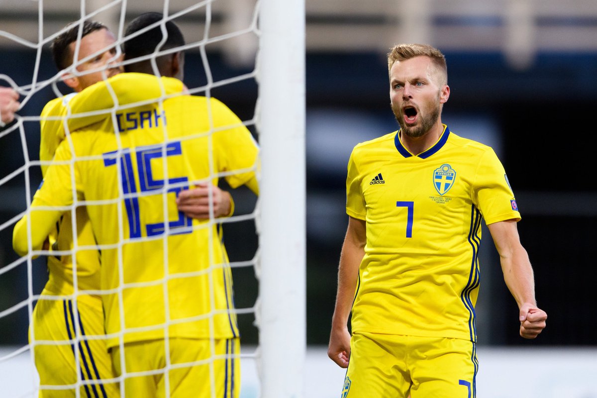 AlexanderIsak19's tweet photo. 🇸🇪 Sebastian Larsson se despede da seleção sueca:

"Está tem sido uma das decisões mais difíceis da minha carreira, mas está na hora de agradecer a camisa azul e amarela".

Obrigado por tudo Capitão! 💙💛 https://t.co/Rxs22F2Itx