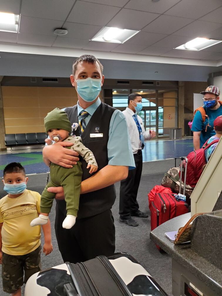 MitchellDonise's tweet photo. Brian helping Moms at the repacking station …..well doing the fun part holding cute 👶🏼 for Mom 💙✈️ #Core4Caring @weareunited #TeamMCI #midwesthospitality  @DBP_sfo @GBieloszabski @KCIAirport https://t.co/4my4wC3sKj