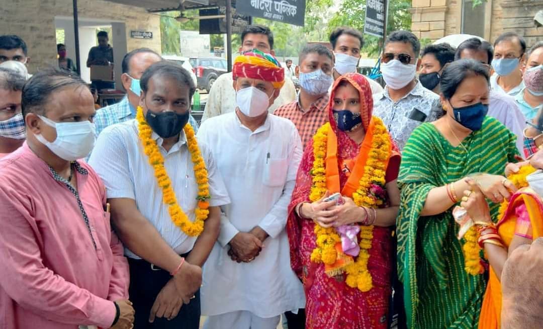 BrajlataHada's tweet photo. अजमेर नगर निगम की वार्ड 28 से पार्षद श्रीमती भारती जांगिड़ जी के स्वर्गवास होने से रिक्त हुए पार्षद पद पर उपचुनाव हेतु भाजपा प्रत्याशी के रूप में उनकी बड़ी बहन श्रीमती गीता जी जांगिड़ को नामांकन पत्र दाखिल करवाया इस अवसर पर भाजपा के जनप्रतिनिधि सहित वरिष्ठ कार्यकर्ता उपस्थित रहें https://t.co/z41iPtEXa5