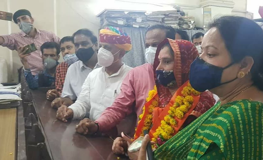 BrajlataHada's tweet photo. अजमेर नगर निगम की वार्ड 28 से पार्षद श्रीमती भारती जांगिड़ जी के स्वर्गवास होने से रिक्त हुए पार्षद पद पर उपचुनाव हेतु भाजपा प्रत्याशी के रूप में उनकी बड़ी बहन श्रीमती गीता जी जांगिड़ को नामांकन पत्र दाखिल करवाया इस अवसर पर भाजपा के जनप्रतिनिधि सहित वरिष्ठ कार्यकर्ता उपस्थित रहें https://t.co/z41iPtEXa5