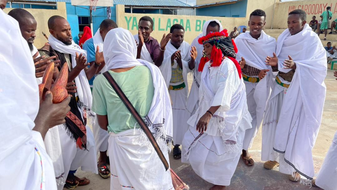 SafarkaNabadda's tweet photo. POMP AND COLOUR: Men and women in #Baidoa today put their best foot forward in a cultural dance as part of #SafarkaNabada peace caravan. The event was organised by @CRDSomalia.
#SouthWestState, #PeaceCaravan #Baydhabo https://t.co/wOsmMoxtNE