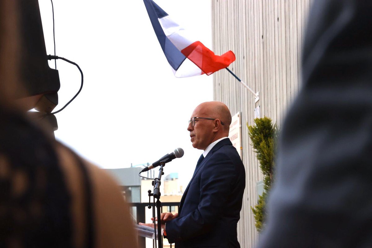 #SamuelPaty est mort parce qu’il enseignait ce qu’était la France, la République et la liberté d’expression. 

Je forme le vœu que demain, des dizaines d’écoles, de lycées et d’Universités portent le nom de ce héros de la République.