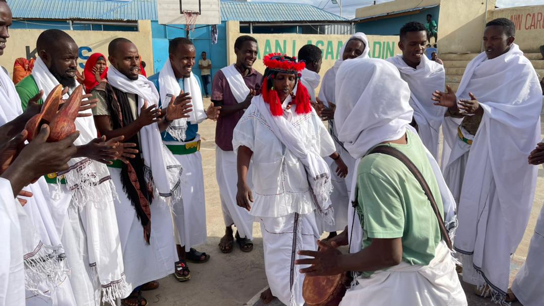 SafarkaNabadda's tweet photo. POMP AND COLOUR: Men and women in #Baidoa today put their best foot forward in a cultural dance as part of #SafarkaNabada peace caravan. The event was organised by @CRDSomalia.
#SouthWestState, #PeaceCaravan #Baydhabo https://t.co/wOsmMoxtNE