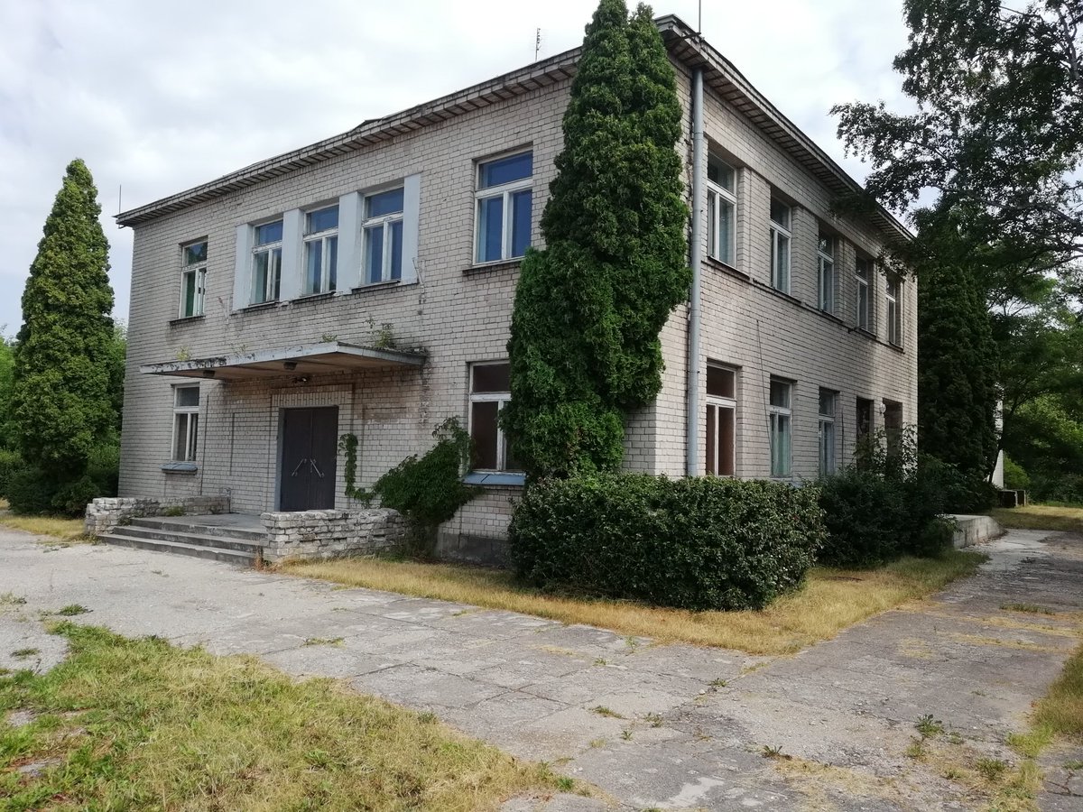 Lūkosim atjaunot apritē vēl vienu Kuivižu ēku. ĪPAŠNIEKS PĀRDOD. Bijušais klubs/kantoris, vēlāk ceptuve/veikals.  Pērnavas iela 56, Salacgrīva. Pie A1 šosejas. Komunikācijas ir. Var ražošanu, hoteli, autobusa pieturu...lūgums RT